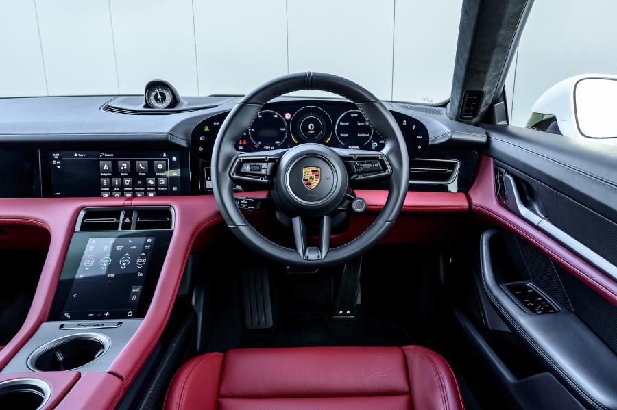 Торпедо Porsche Taycan Turbo S 2020 года  (UK) (фото 2 из 40)